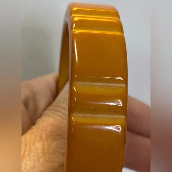 VINTAGE BAKELITE BANGLE IN BUTTERSCOTCH YELLOW - Picture 7 of 9
